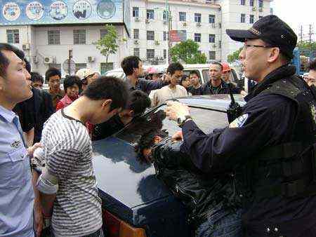 民警面对复杂人伦，在法律与人性间抉择—怕误伤嫌犯母亲未开枪的背后民警怕误伤嫌犯母亲未开枪犯法吗