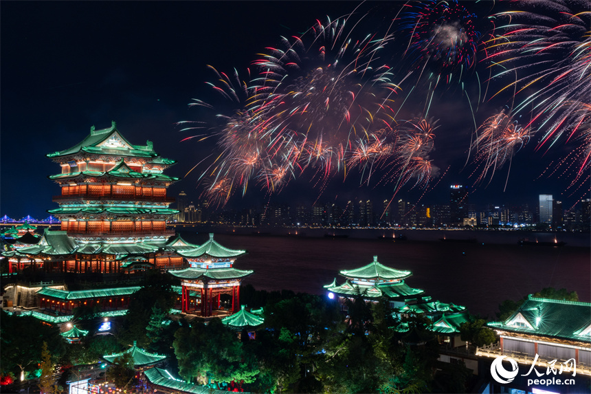 2045年，今晚澳门—未来之城的璀璨夜幕2024今晚澳门开什么号码